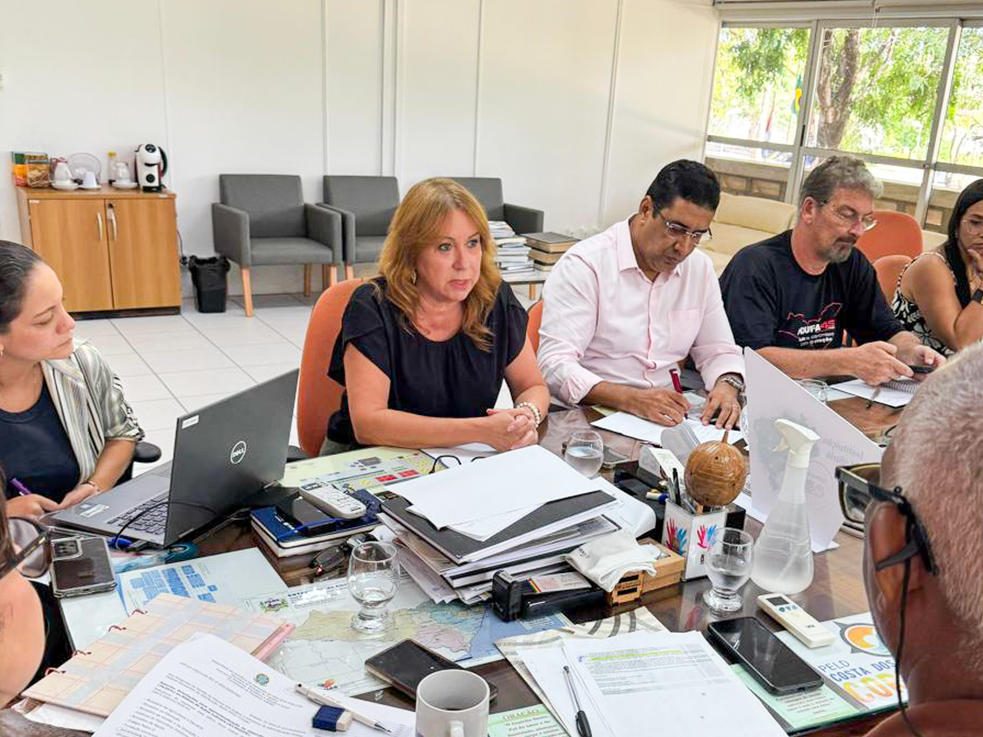 Presidenta da Adufal, Rosangela Reis, secretário-geral, Jailton Lira, e o vice-presidente, Carlos Müller, durante a reunião. Foto: Sônia Titara/Adufal