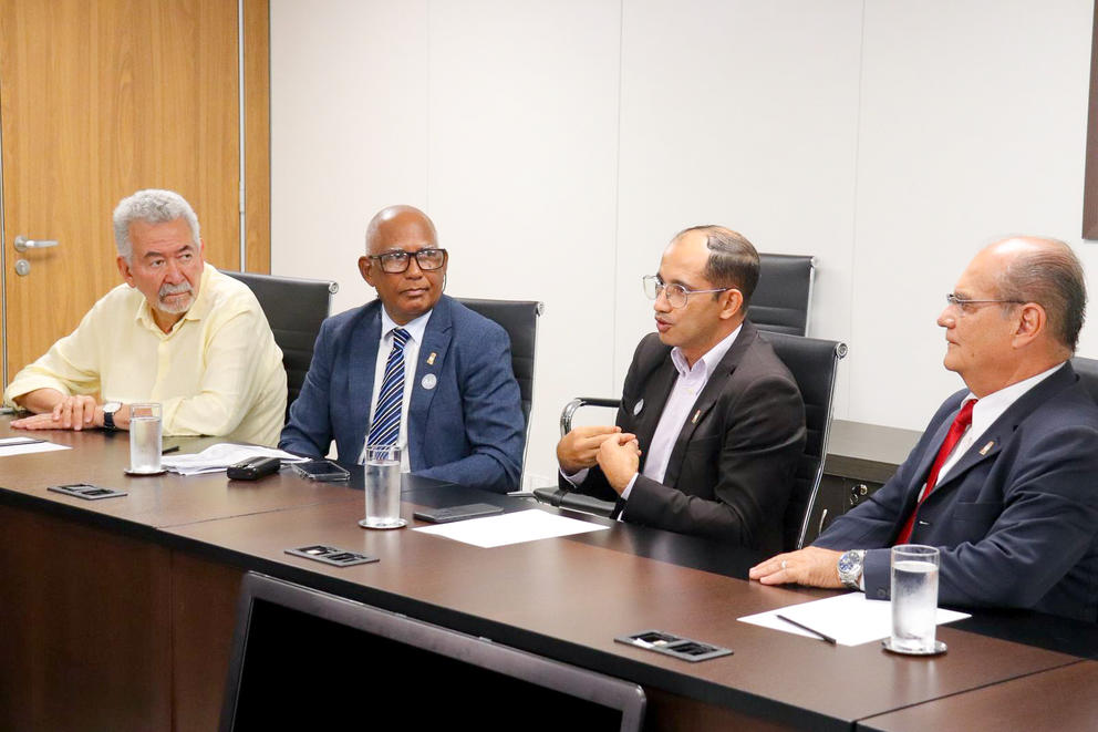 Tamb&eacute;m participaram da reuni&atilde;o o deputado federal Paul&atilde;o (PT) e representantes da Ufal.