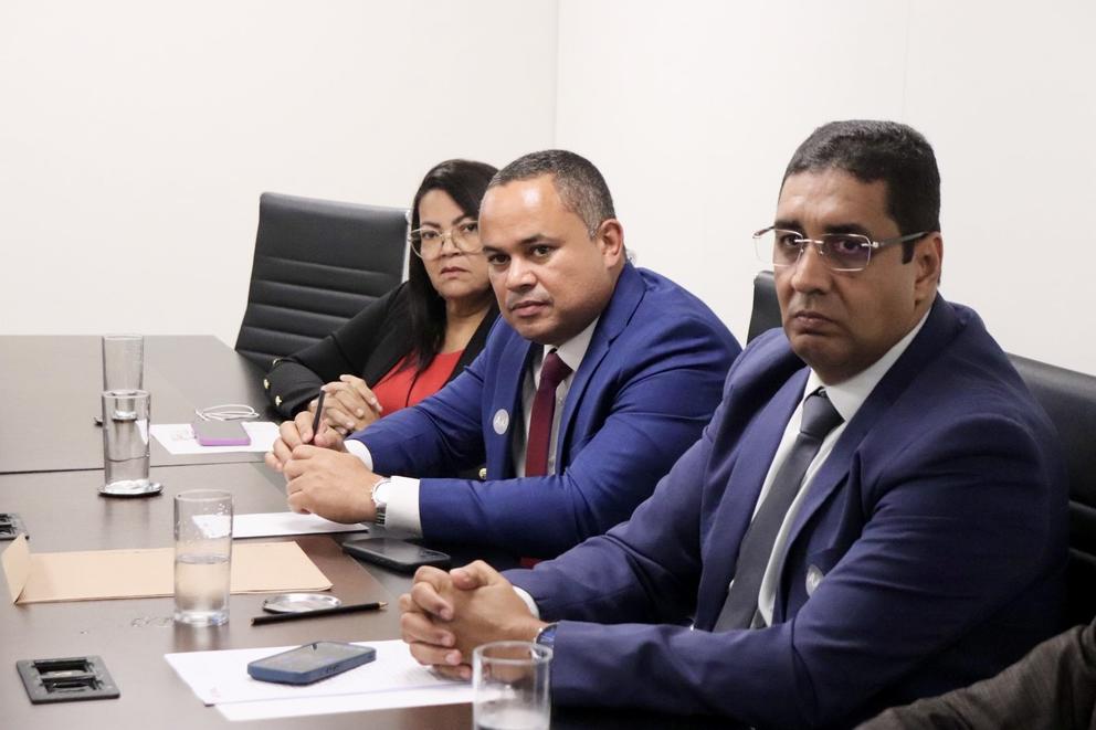 Da direita para a esquerda est&atilde;o: o secret&aacute;rio-geral da Adufal, Jailton Lira; o advogado Fl&aacute;vio Pinheiro; e a coordenadora-geral do Sintufal, Nadja Lopes.
