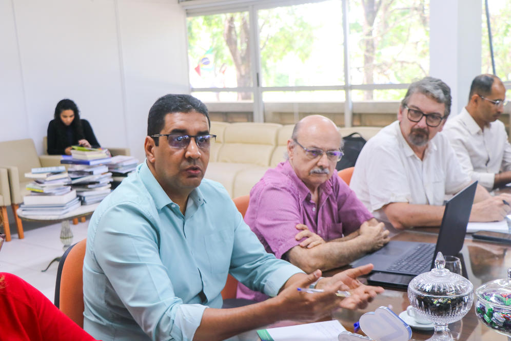 Da esquerda para a direita est&atilde;o Jailton Lira; o presidente da CPPD, Jos&eacute; Vicente Ferreira; o vice-presidente da Adufal, Carlos M&uuml;ller; e o diretor do DAP, Jos&eacute; Clebson. 