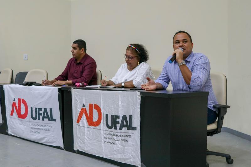 Presidente da Adufal, Jaiton Lira, Primeira-secretária, Maria Aparecida de Oliveira, e o advogado Flávio Pinheiro. Foto: Karina Dantas/Ascom Adufal
