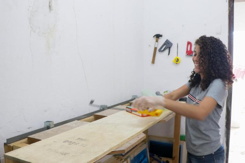 Voluntária Hellen Oliveira mostra o espaço onde são realizadas as aulas de serigrafia. Foto: Karina Dantas