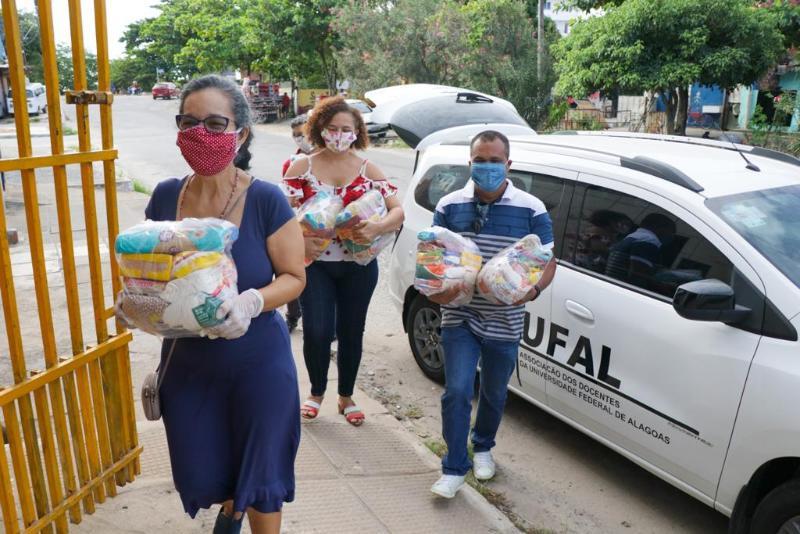 Adufal levou 60 cestas básicas para a ONG Casa do Congresso do Povo, colaborando com o sustento da comunidade da Levada e Vila Brejal. Foto: Karina Dantas/Ascom Adufal