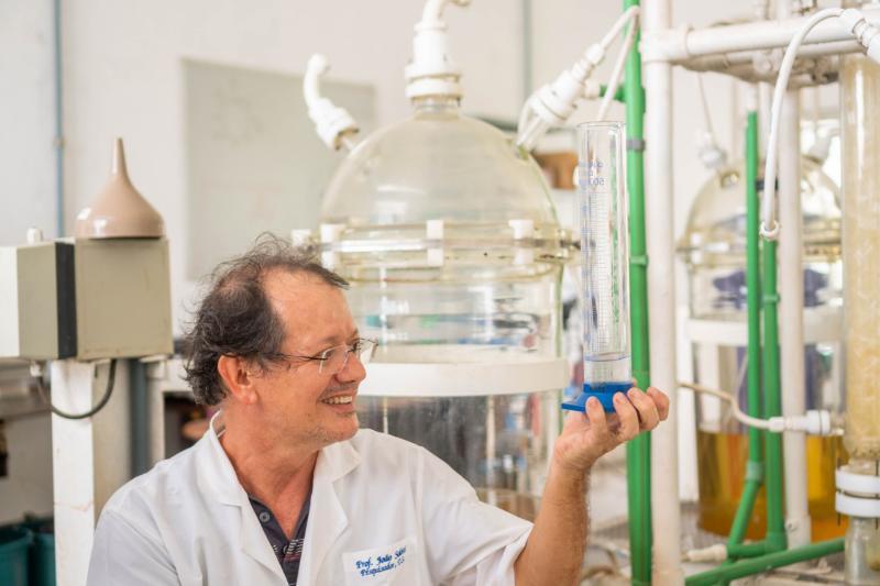 Professor do CTEC João Inácio Soletti mostra álcool destilado após procedimento de 'pureza'. Foto: Aleck Lima/Adufal