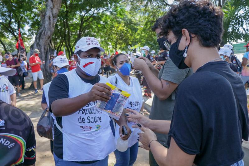 Agentes Populares de Saúde distribuiram máscaras PFF2 para os manifestantes. Foto: Karina Dantas/Ascom Adufal