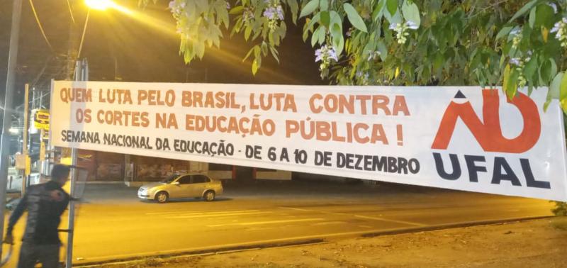 Adufal colocou faixas em Macei&oacute; em alus&atilde;o &agrave; Semana Nacional em Defesa da Educa&ccedil;&atilde;o e contra os Cortes.