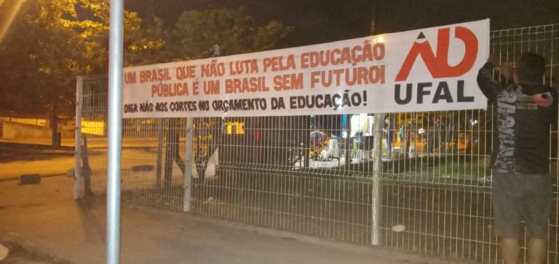 Uma das faixas colocadas pela Adufal em Macei&oacute;.